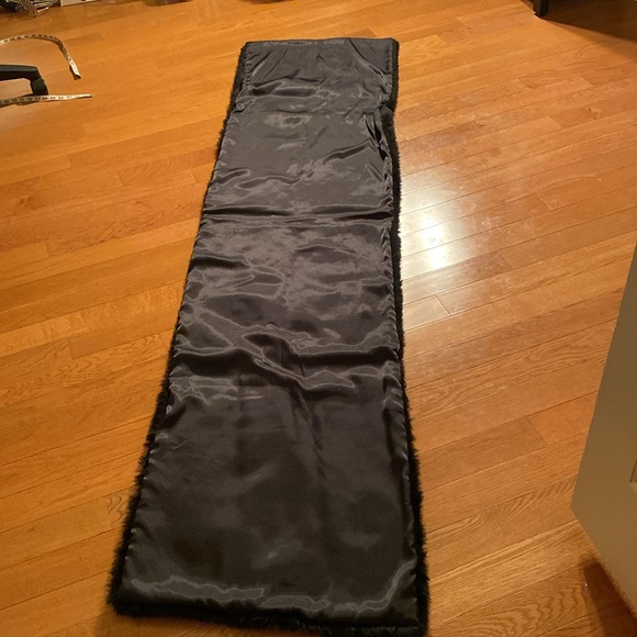 Faux Fur Shoulder Wrap 80” long & 20”Wide. Also can be used as bed accessory - Picture 5 of 6